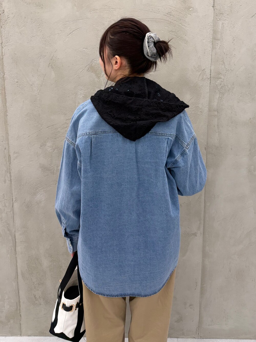 ブラック系のシャツ/ブラウス、ブルー系のシャツ/ブラウス、ブルー系のTシャツ/カットソーを着用したレディースの春コーディネートの10枚目の写真