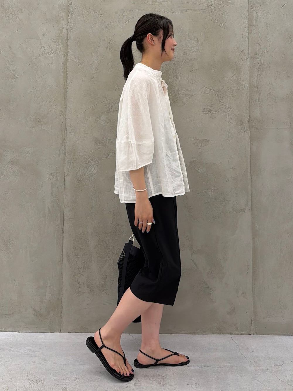 ブラック系のその他パンツ、ホワイト系のシャツ/ブラウス、ホワイト系のシャツ/ブラウスを着用したレディースの夏コーディネートの3枚目の写真