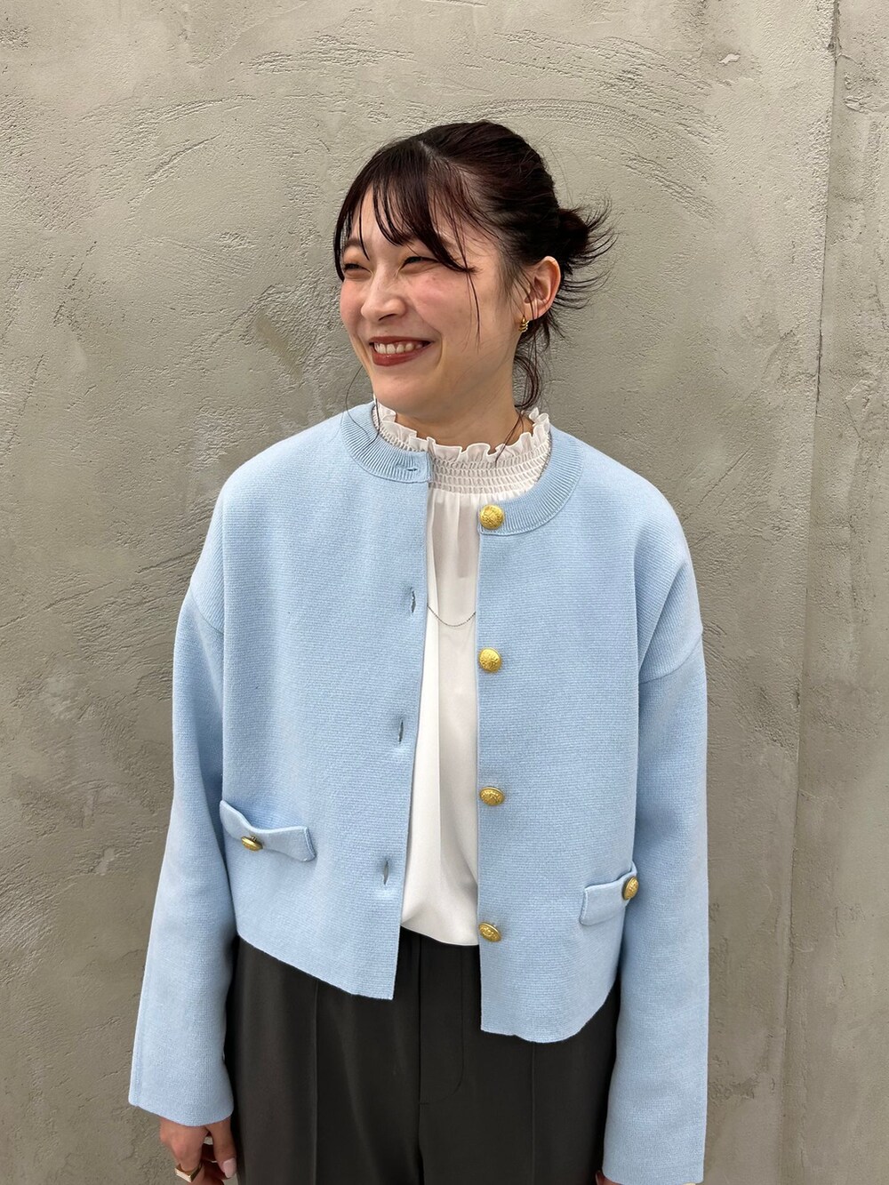 グレー系のスラックス、ホワイト系のシャツ/ブラウス、ブルー系のカーディガン/ボレロを着用したレディースの冬コーディネートの6枚目の写真