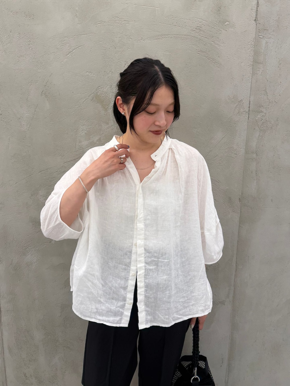 ブラック系のその他パンツ、ホワイト系のシャツ/ブラウス、ホワイト系のシャツ/ブラウスを着用したレディースの夏コーディネートの6枚目の写真