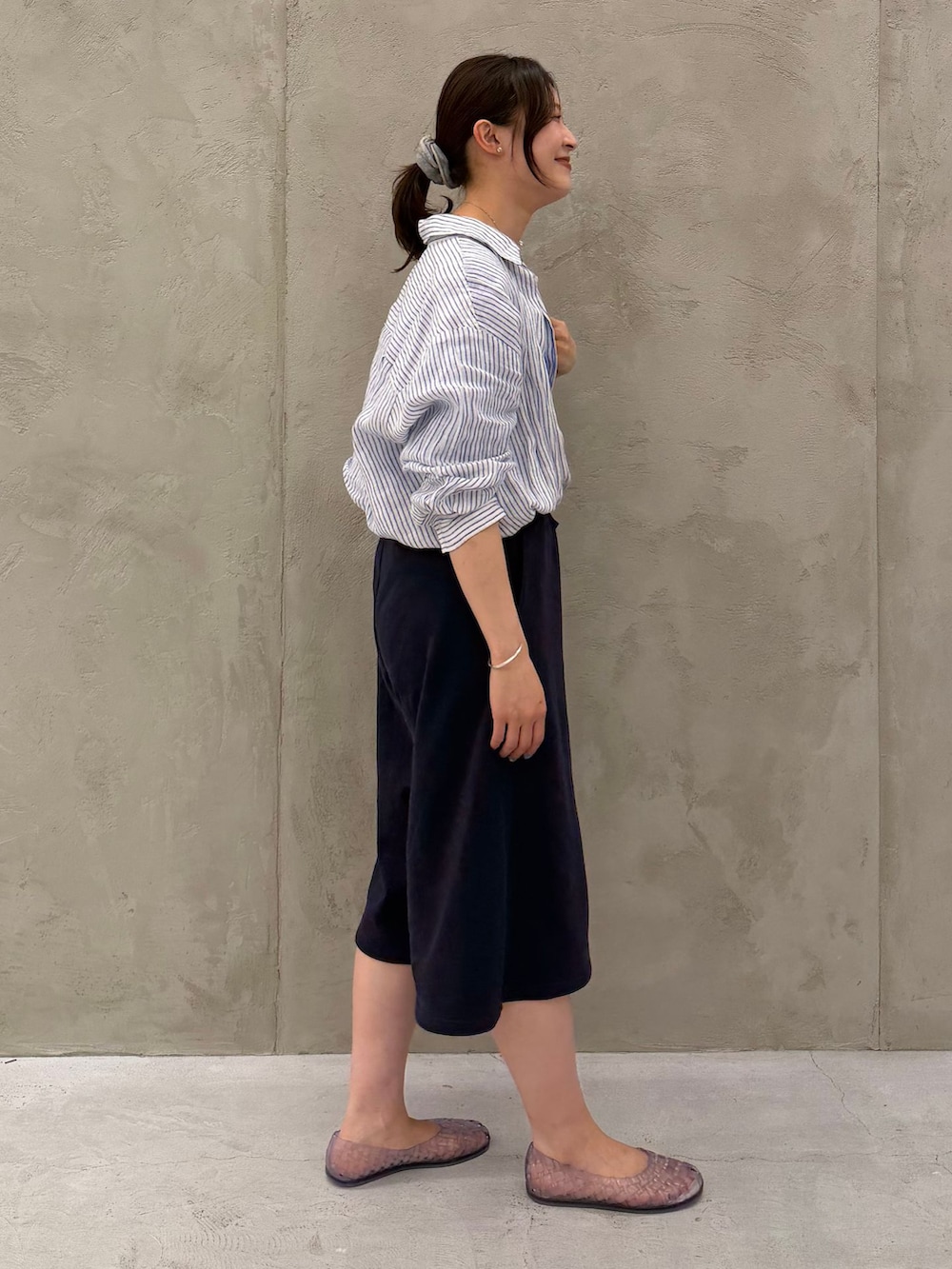 ブルー系のシャツ/ブラウス、ブルー系のシャツ/ブラウス、ブルー系のシャツ/ブラウスを着用したレディースの夏コーディネートの4枚目の写真