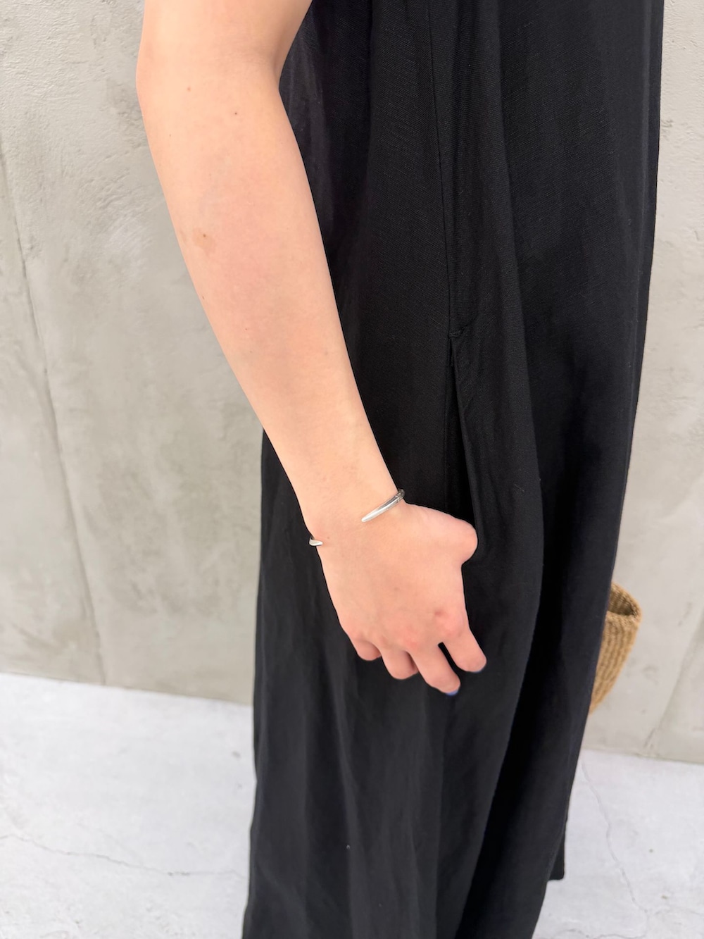 ブラック系のワンピース、ブラック系のワンピース、イエロー系のTシャツ/カットソーを着用したレディースの春コーディネートの10枚目の写真