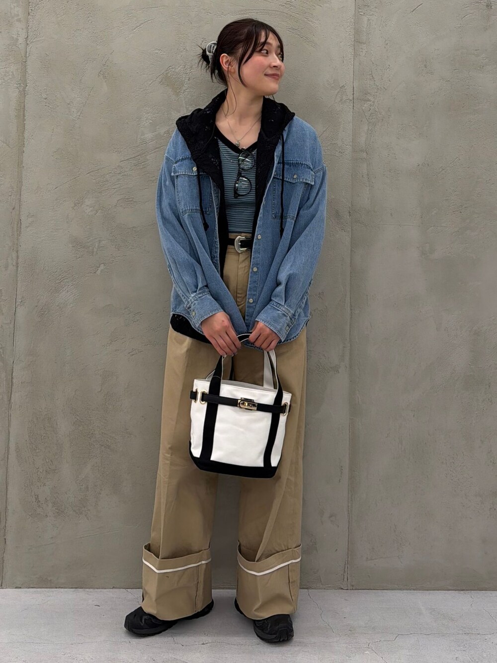 ブラック系のシャツ/ブラウス、ブルー系のシャツ/ブラウス、ブルー系のTシャツ/カットソーを着用したレディースの春コーディネートの6枚目の写真