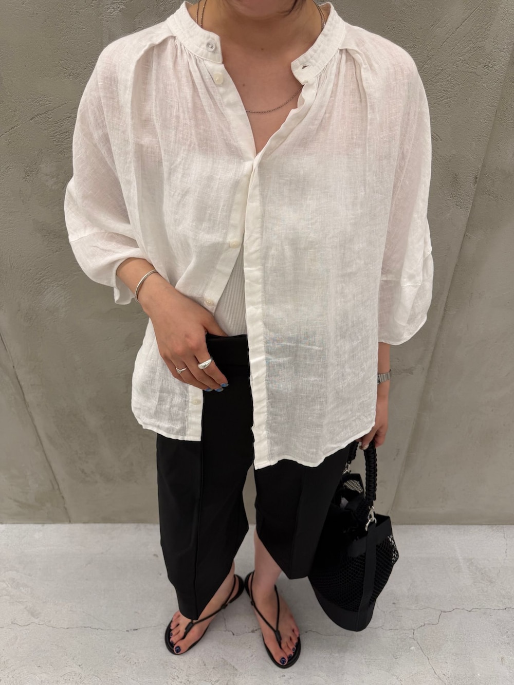 ブラック系のその他パンツ、ホワイト系のシャツ/ブラウス、ホワイト系のシャツ/ブラウスを着用したレディースの夏コーディネートの10枚目の写真