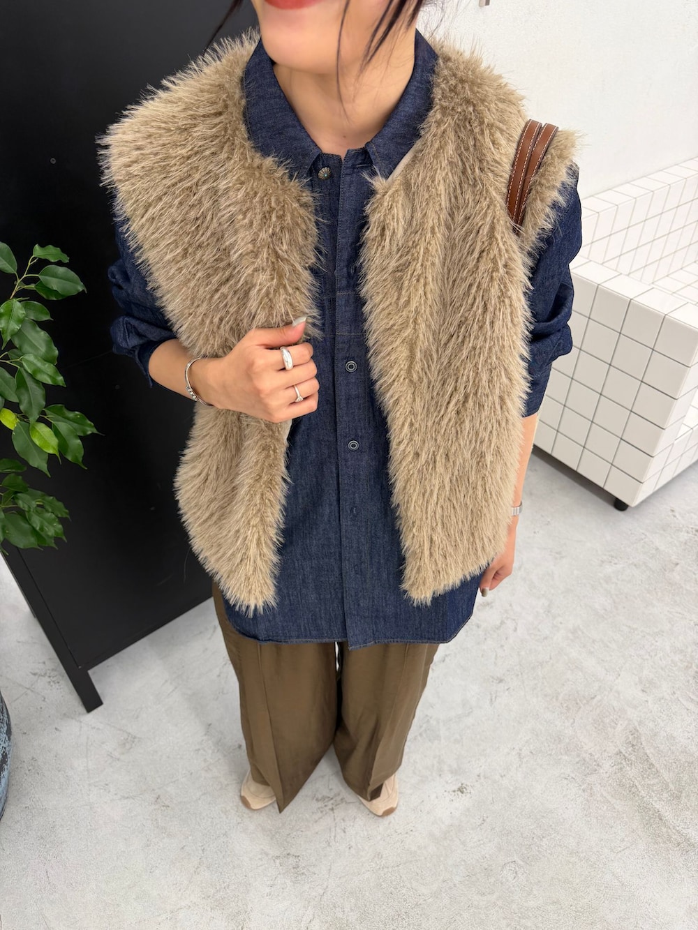 ベージュ系のベスト、ブラウン系のその他パンツ、ブルー系のシャツ/ブラウスを着用したレディースの夏コーディネートの9枚目の写真