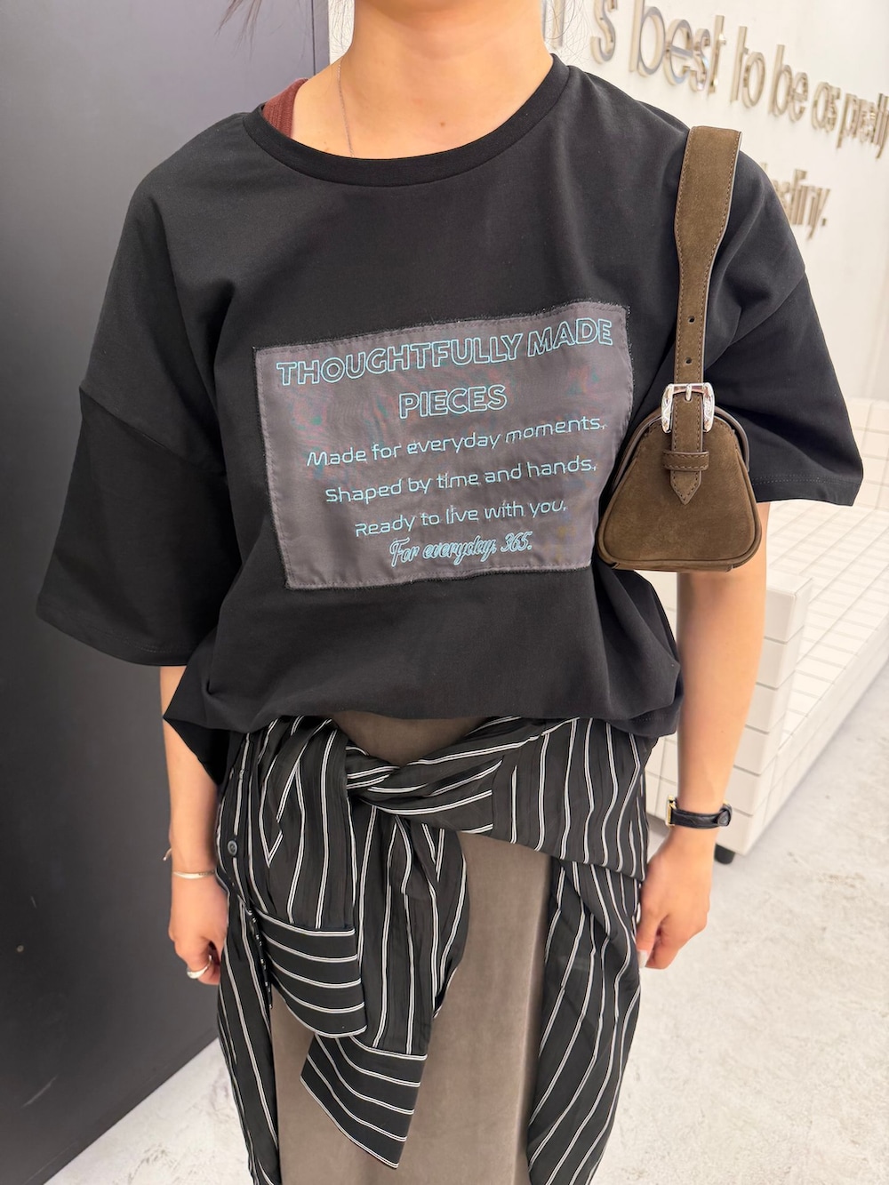 ブラック系のシャツ/ブラウス、グレー系のスカート、ブラック系のTシャツ/カットソーを着用したレディースの秋コーディネートの7枚目の写真