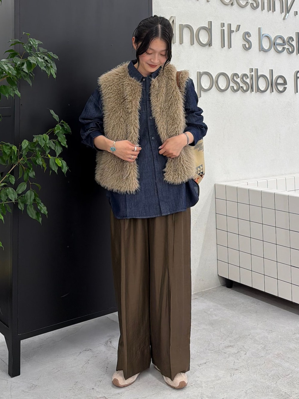 ベージュ系のベスト、ブラウン系のその他パンツ、ブルー系のシャツ/ブラウスを着用したレディースの夏コーディネートの3枚目の写真