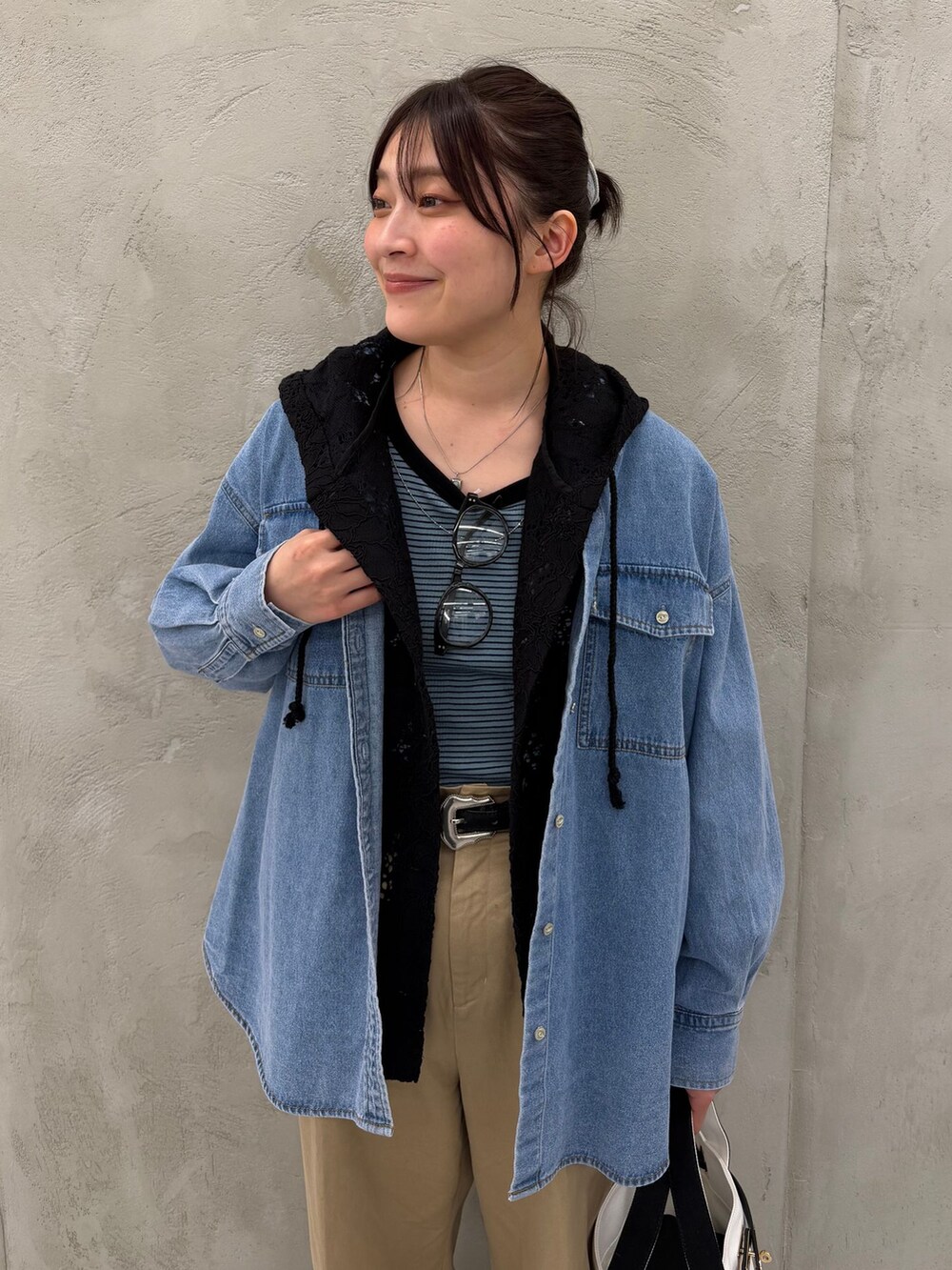 ブラック系のシャツ/ブラウス、ブルー系のシャツ/ブラウス、ブルー系のTシャツ/カットソーを着用したレディースの春コーディネートの8枚目の写真