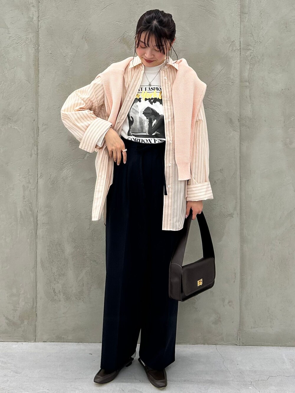 ピンク系のシャツ/ブラウス、ホワイト系のTシャツ/カットソー、ピンク系のニット/セーターを着用したレディースの冬コーディネートの8枚目の写真