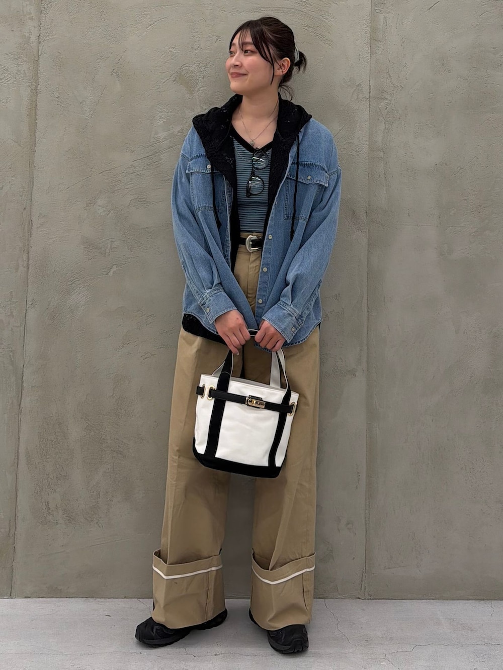 ブラック系のシャツ/ブラウス、ブルー系のシャツ/ブラウス、ブルー系のTシャツ/カットソーを着用したレディースの春コーディネートの3枚目の写真