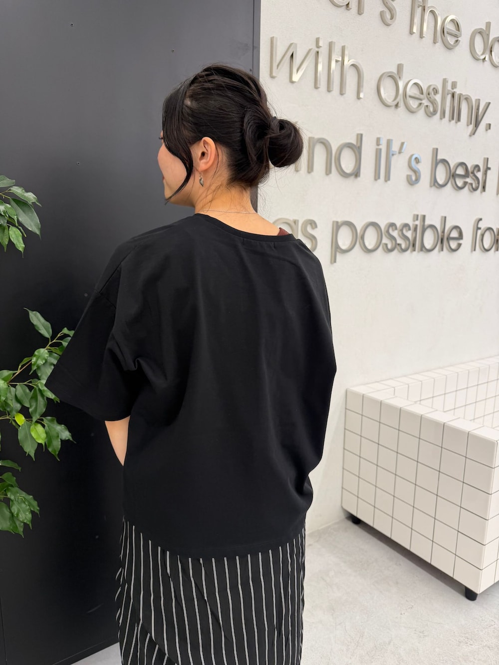 ブラック系のシャツ/ブラウス、グレー系のスカート、ブラック系のTシャツ/カットソーを着用したレディースの秋コーディネートの9枚目の写真