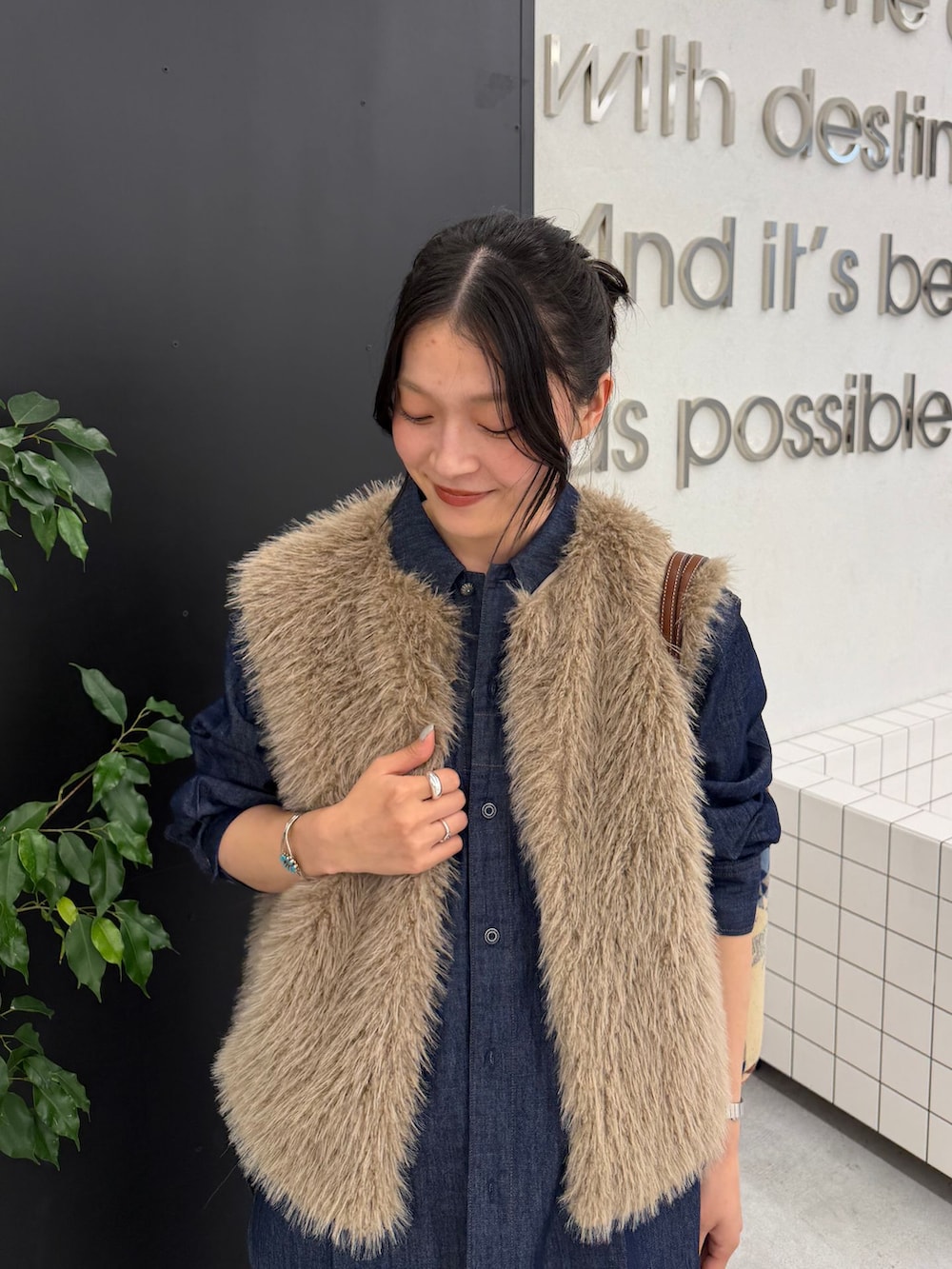 ベージュ系のベスト、ブラウン系のその他パンツ、ブルー系のシャツ/ブラウスを着用したレディースの夏コーディネートの8枚目の写真