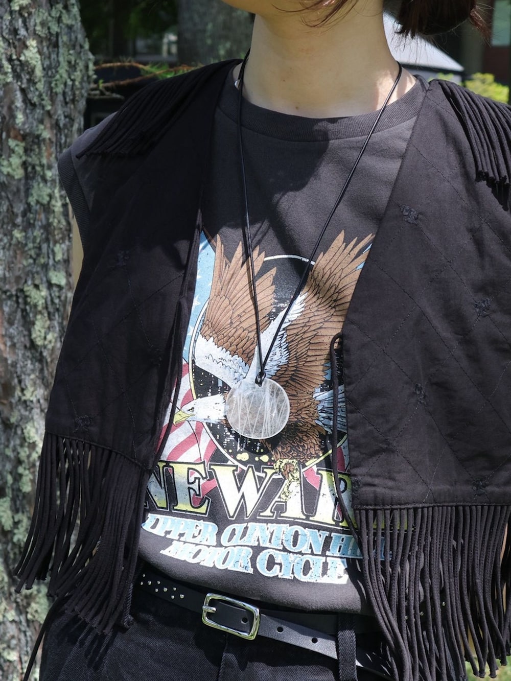 ブラック系のTシャツ/カットソーを着用したレディースの夏コーディネートの6枚目の写真