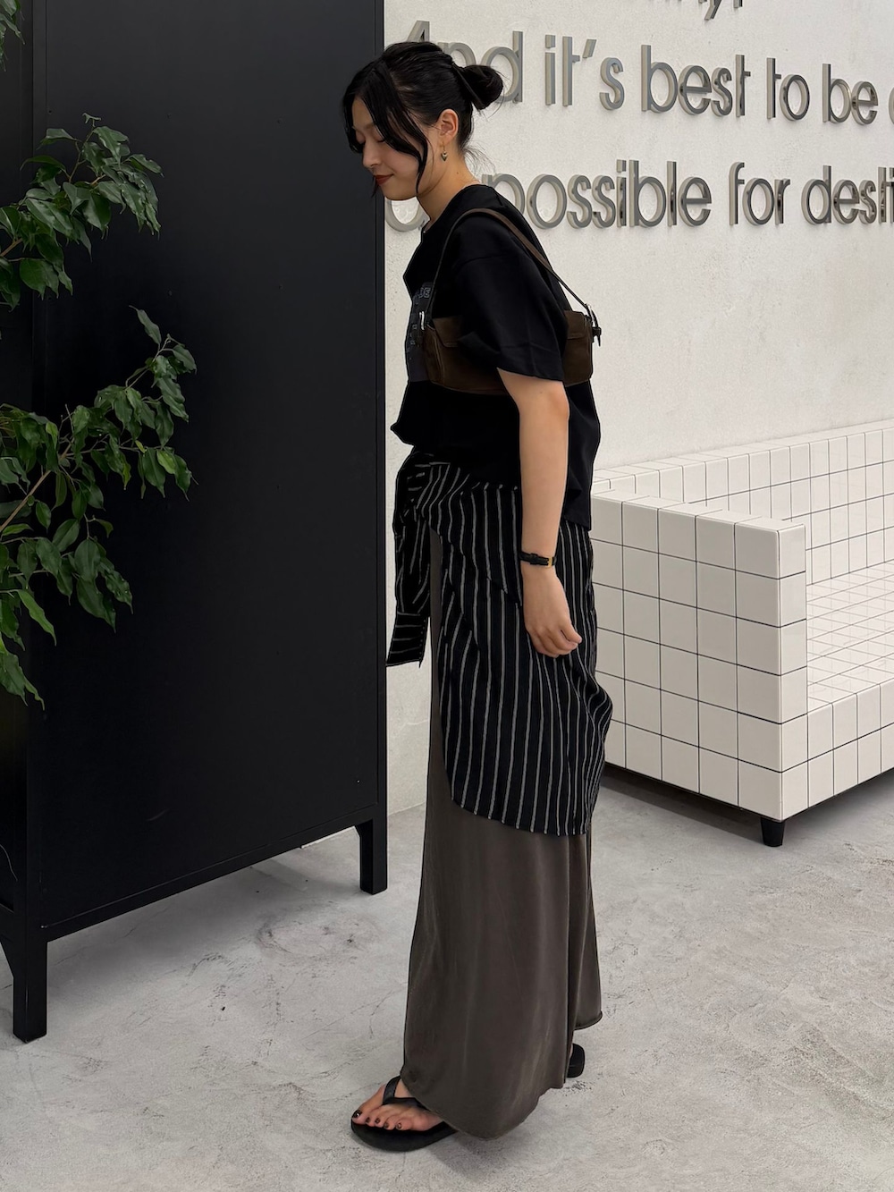 ブラック系のシャツ/ブラウス、グレー系のスカート、ブラック系のTシャツ/カットソーを着用したレディースの秋コーディネートの5枚目の写真