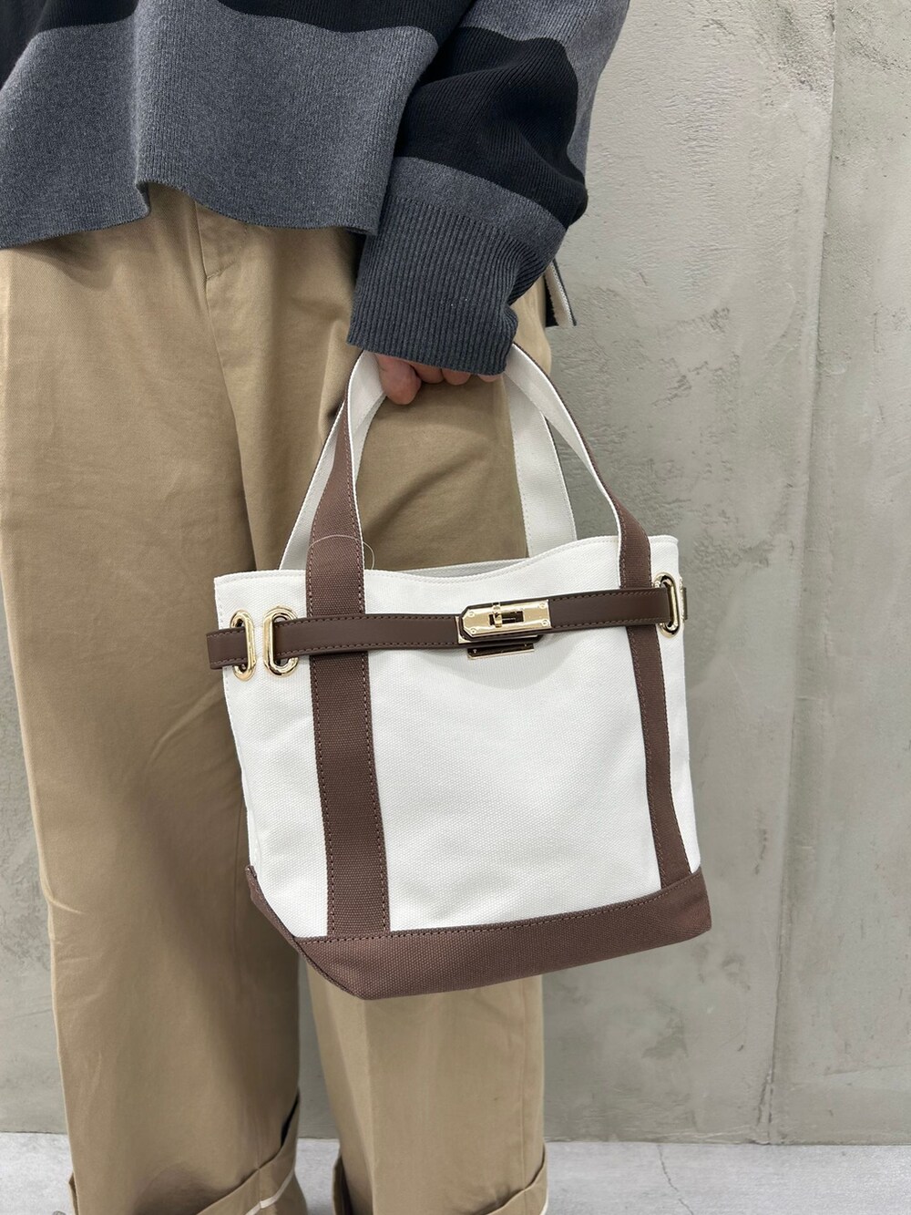 ホワイト系のシャツ/ブラウス、ブラウン系のその他シューズ、グレー系のニット/セーターを着用したレディースの冬コーディネートの10枚目の写真