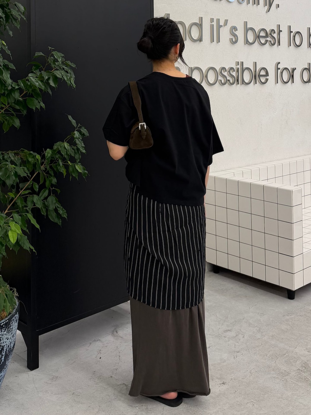 ブラック系のシャツ/ブラウス、グレー系のスカート、ブラック系のTシャツ/カットソーを着用したレディースの秋コーディネートの4枚目の写真