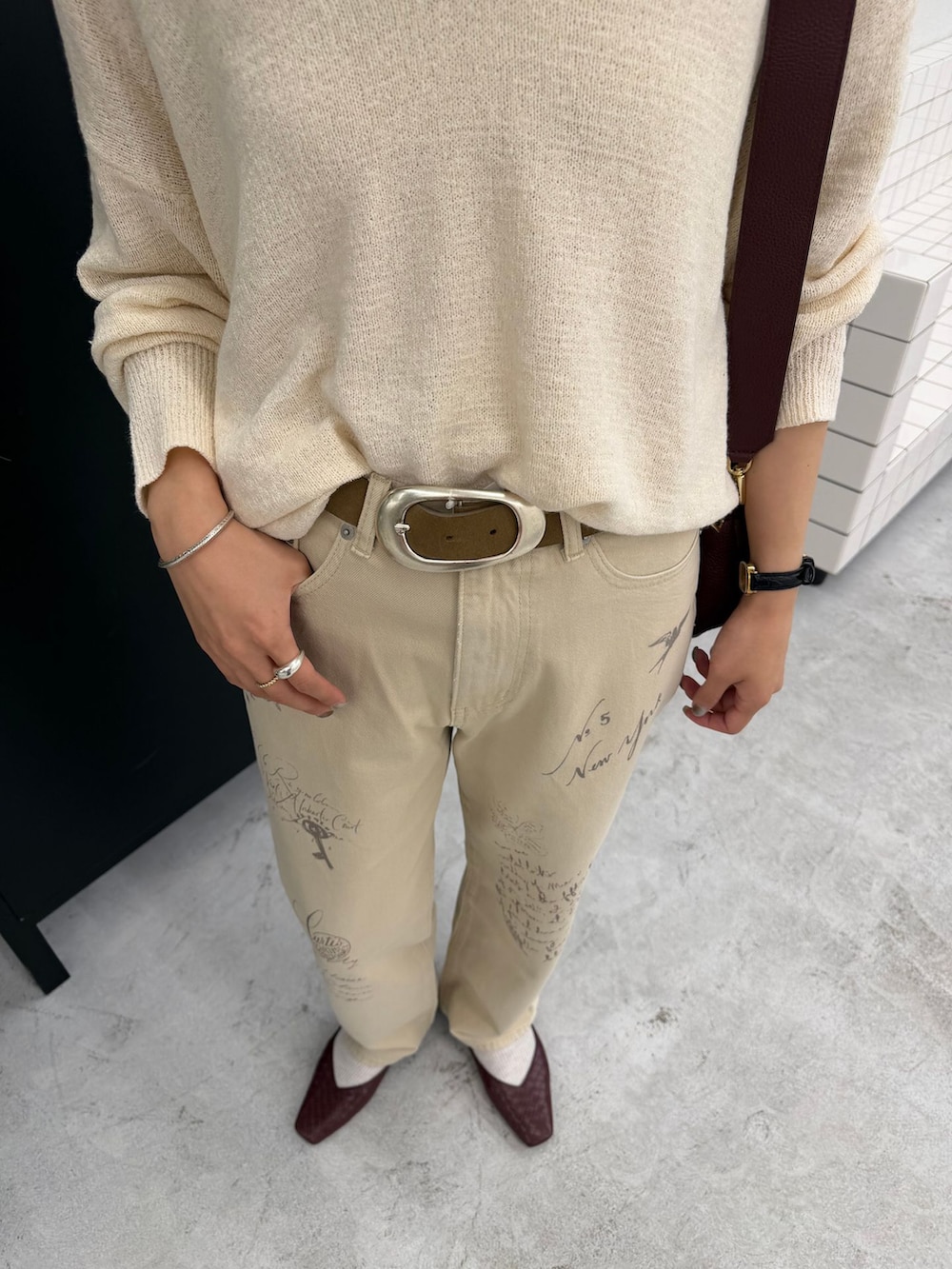 ベージュ系のデニムパンツを着用したレディースの秋コーディネートの9枚目の写真
