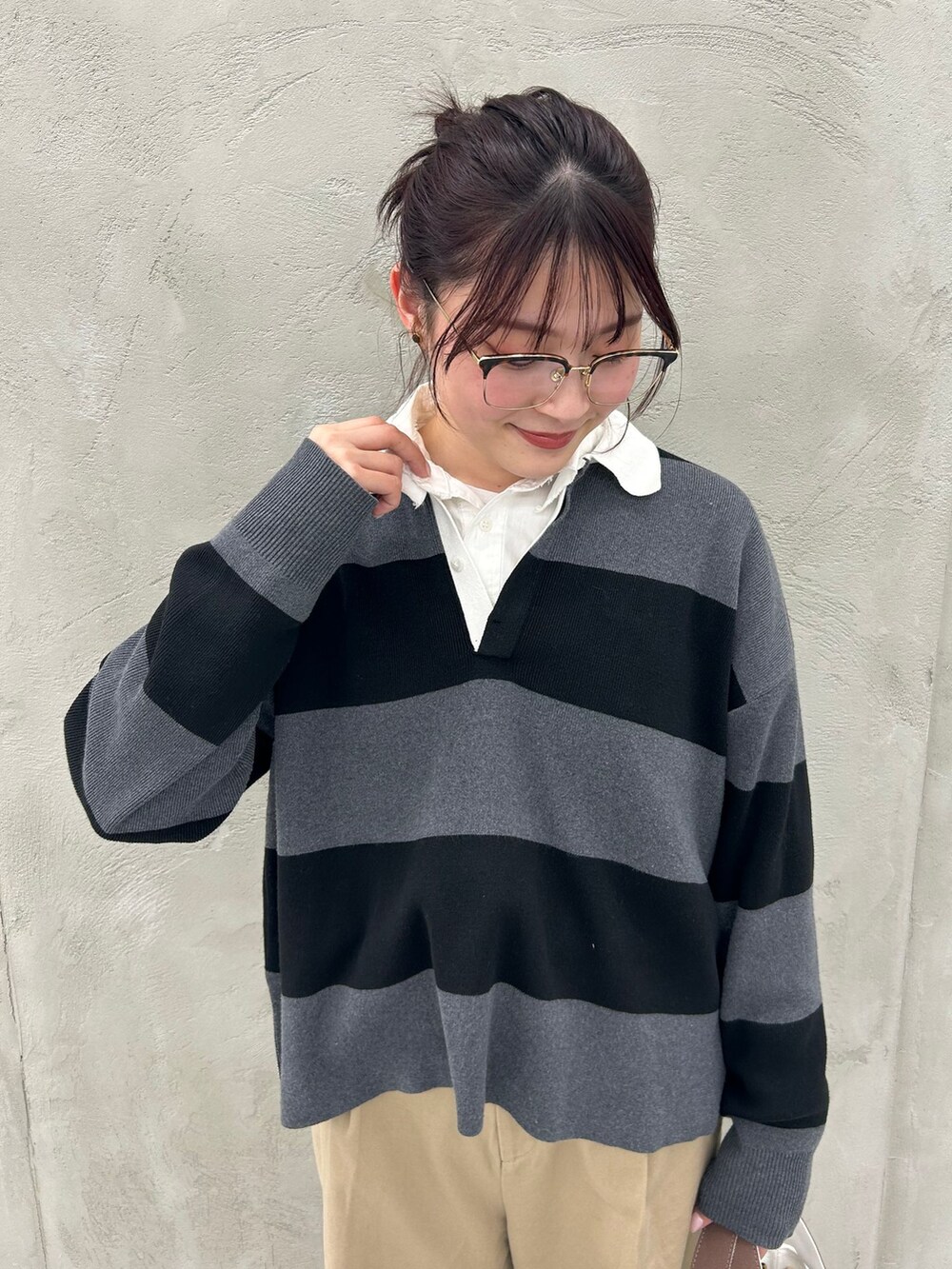 ホワイト系のシャツ/ブラウス、ブラウン系のその他シューズ、グレー系のニット/セーターを着用したレディースの冬コーディネートの9枚目の写真