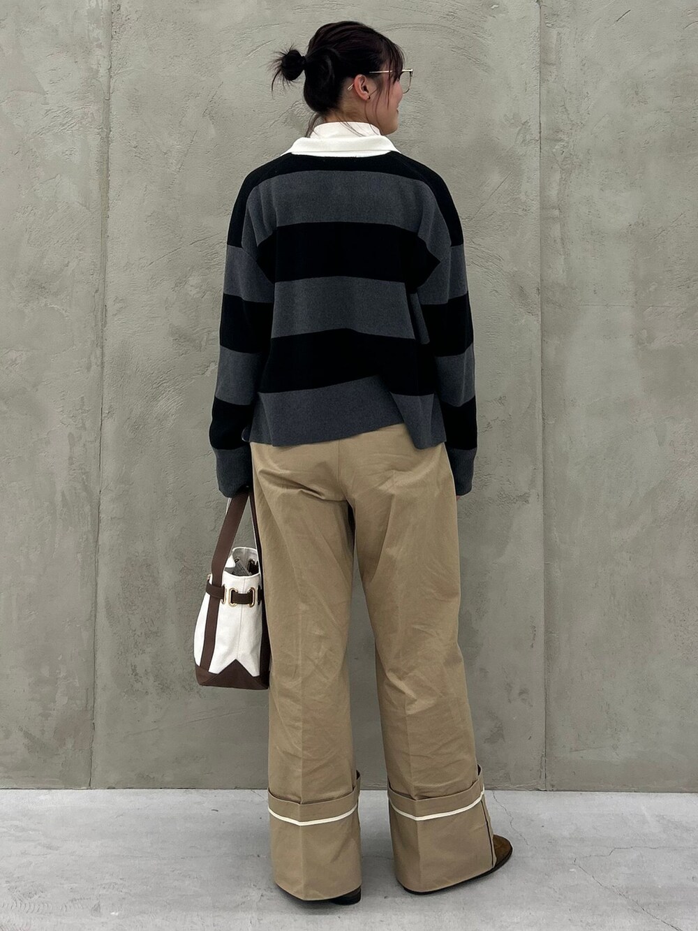 ホワイト系のシャツ/ブラウス、ブラウン系のその他シューズ、グレー系のニット/セーターを着用したレディースの冬コーディネートの5枚目の写真