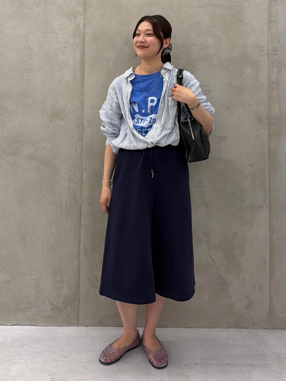 ブルー系のシャツ/ブラウス、ブルー系のシャツ/ブラウス、ブルー系のシャツ/ブラウスを着用したレディースの夏コーディネートの2枚目の写真