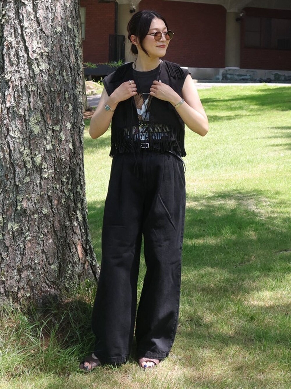 ブラック系のTシャツ/カットソーを着用したレディースの夏コーディネートの2枚目の写真