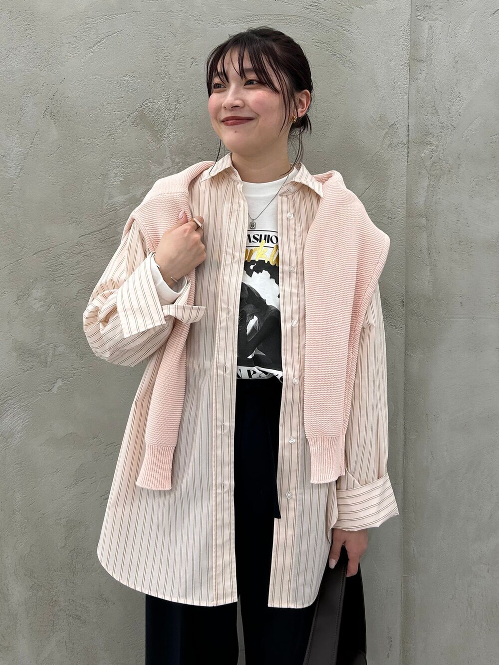 ピンク系のシャツ/ブラウス、ホワイト系のTシャツ/カットソー、ピンク系のニット/セーターを着用したレディースの冬コーディネートの10枚目の写真