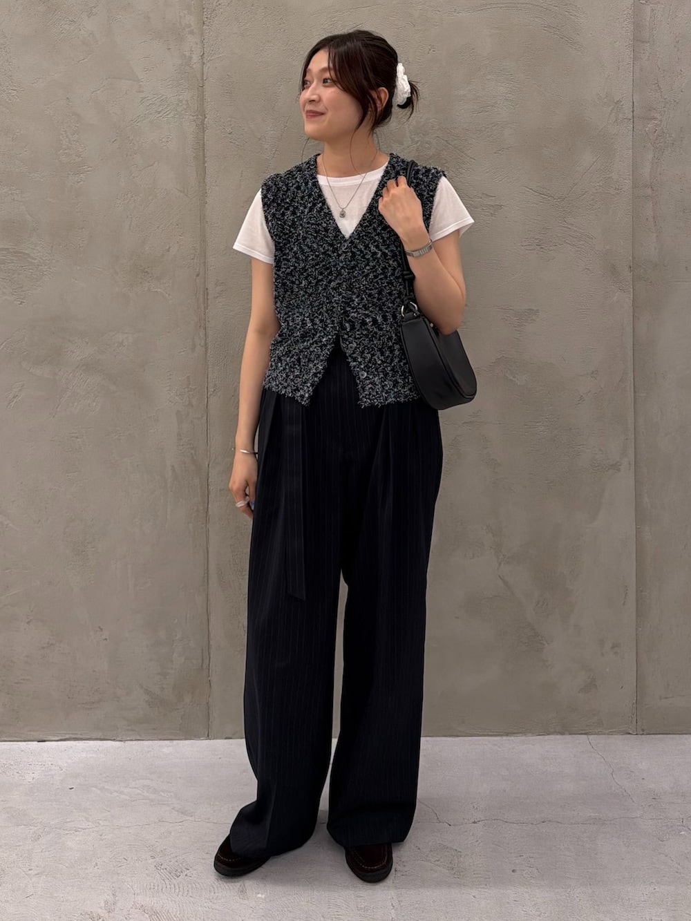 ホワイト系のTシャツ/カットソー、ブルー系のニット/セーター、ブラック系のショルダーバッグを着用したレディースの夏コーディネートの2枚目の写真