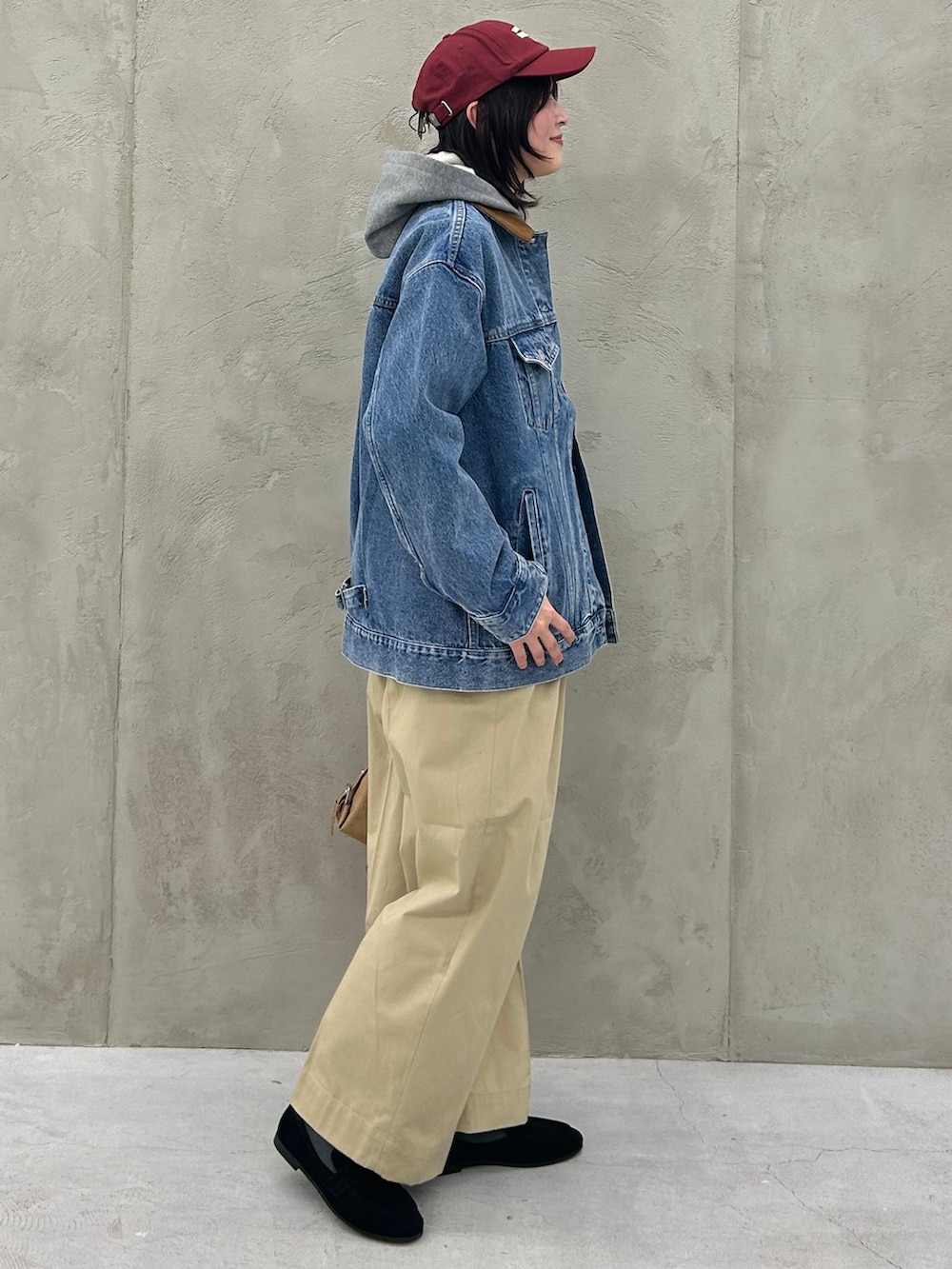 ブルー系のデニムジャケット、ベージュ系のチノパンツ、グレー系のパーカーを着用したレディースの冬コーディネートの4枚目の写真