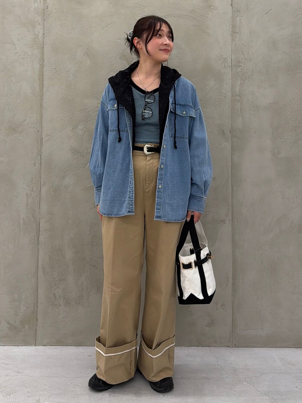 ブラック系のシャツ/ブラウス、ブルー系のシャツ/ブラウス、ブルー系のTシャツ/カットソーを着用したレディースの春コーディネートの2枚目の写真
