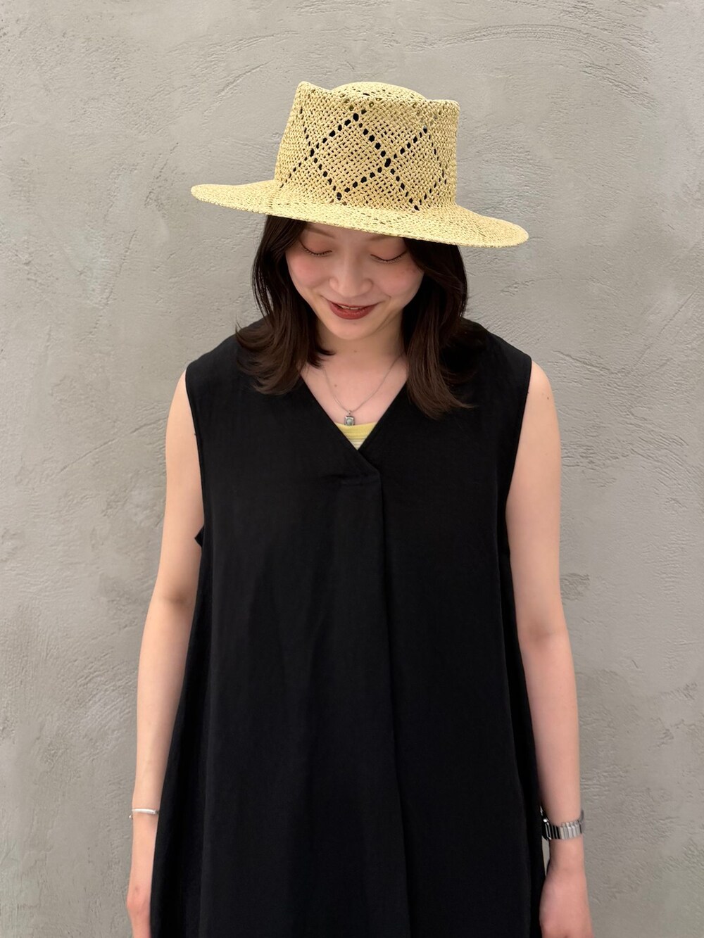 ブラック系のワンピース、ブラック系のワンピース、イエロー系のTシャツ/カットソーを着用したレディースの春コーディネートの8枚目の写真
