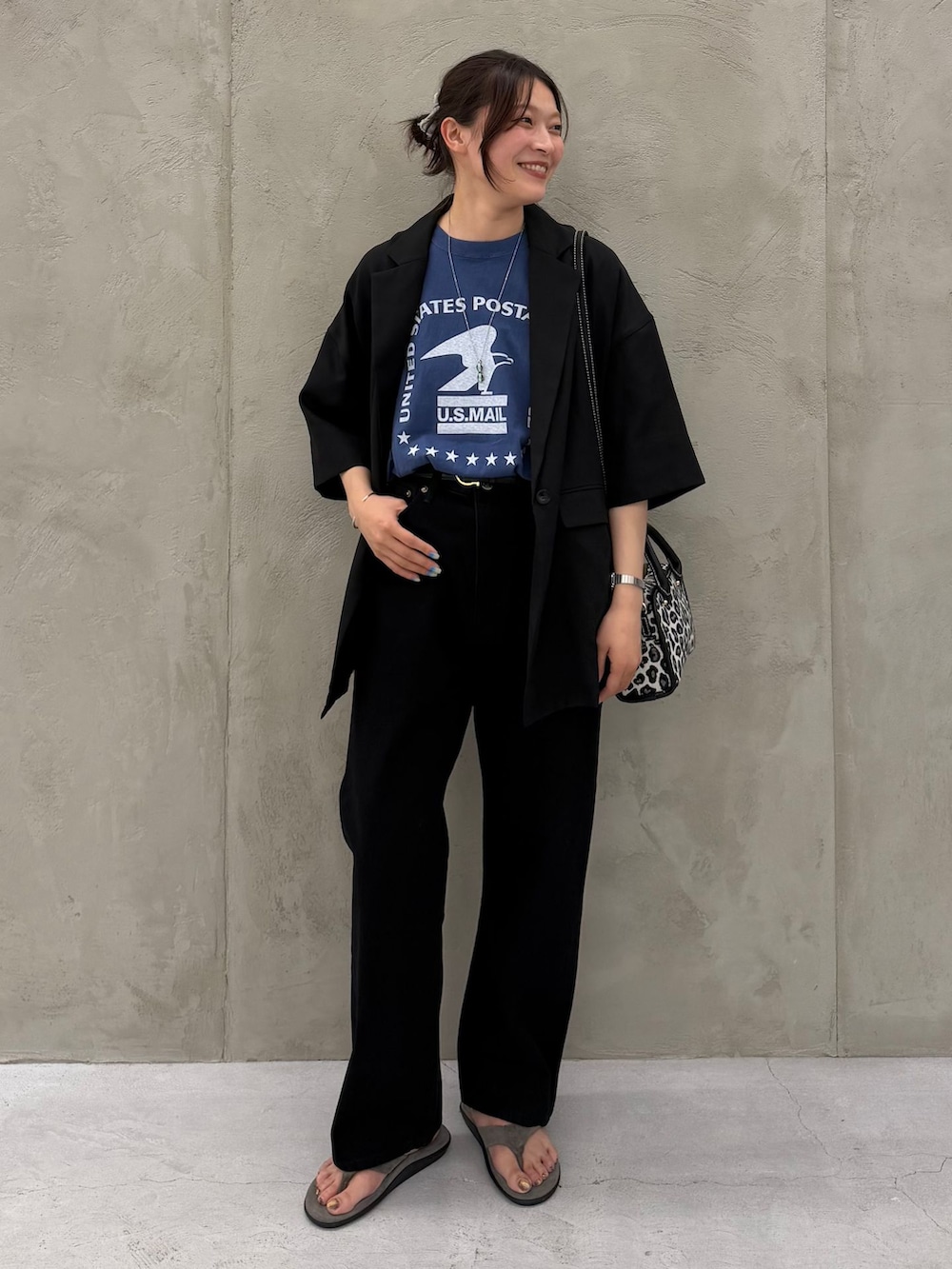 ブラック系のその他アウター、ブラック系のその他パンツ、ブルー系のTシャツ/カットソーを着用したレディースの夏コーディネートの7枚目の写真