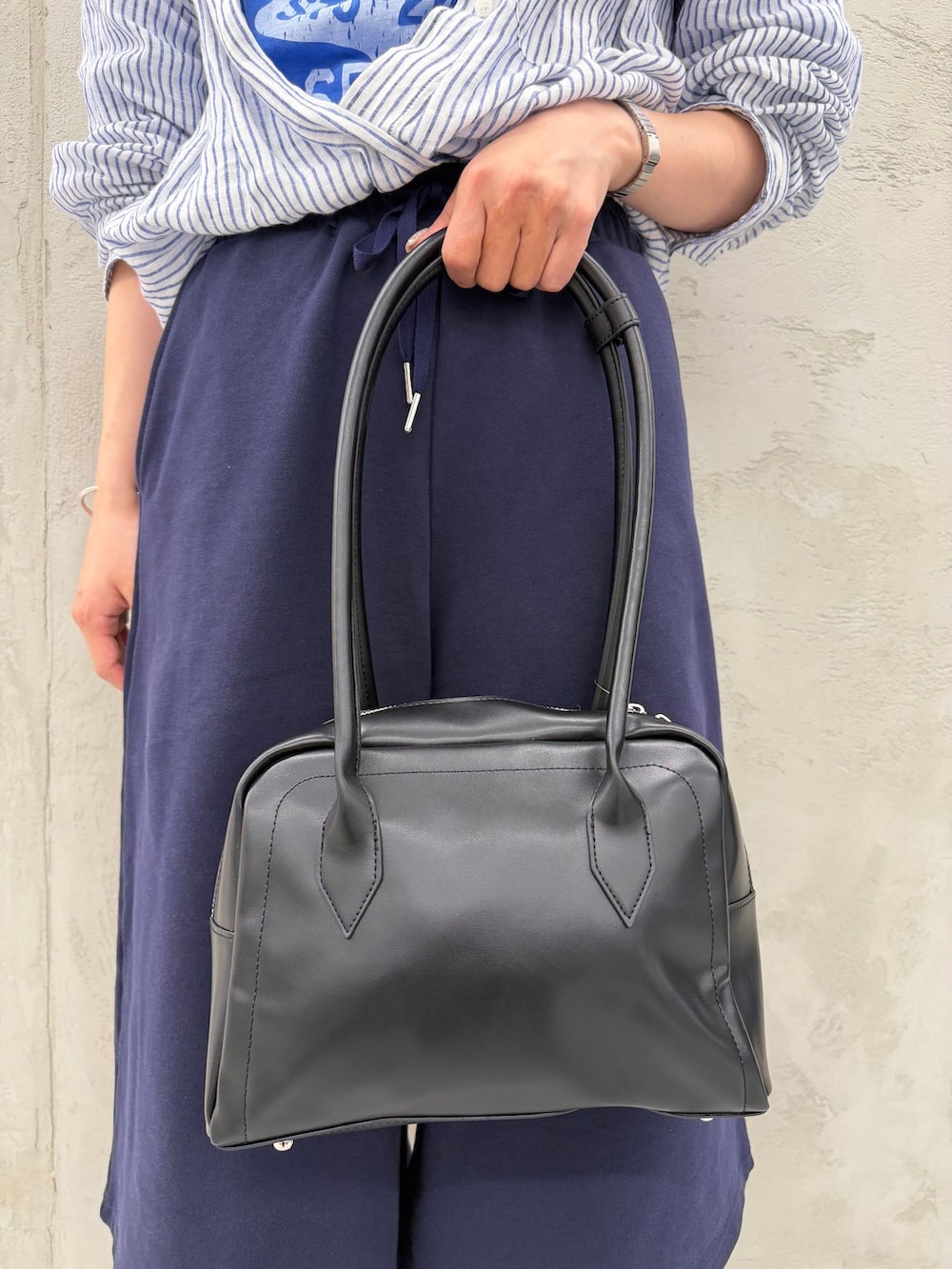 ブルー系のシャツ/ブラウス、ブルー系のシャツ/ブラウス、ブルー系のシャツ/ブラウスを着用したレディースの夏コーディネートの9枚目の写真