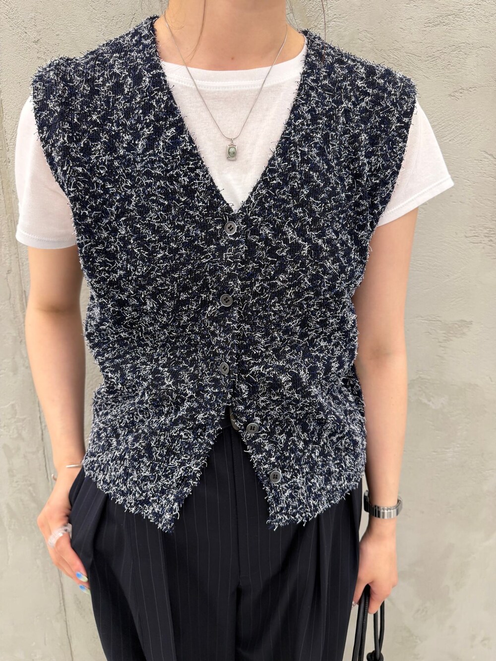 ホワイト系のTシャツ/カットソー、ブルー系のニット/セーター、ブラック系のショルダーバッグを着用したレディースの夏コーディネートの7枚目の写真