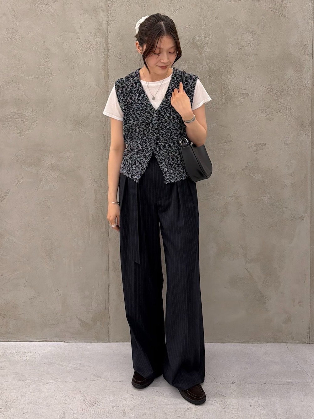 ホワイト系のTシャツ/カットソー、ブルー系のニット/セーター、ブラック系のショルダーバッグを着用したレディースの夏コーディネートの3枚目の写真