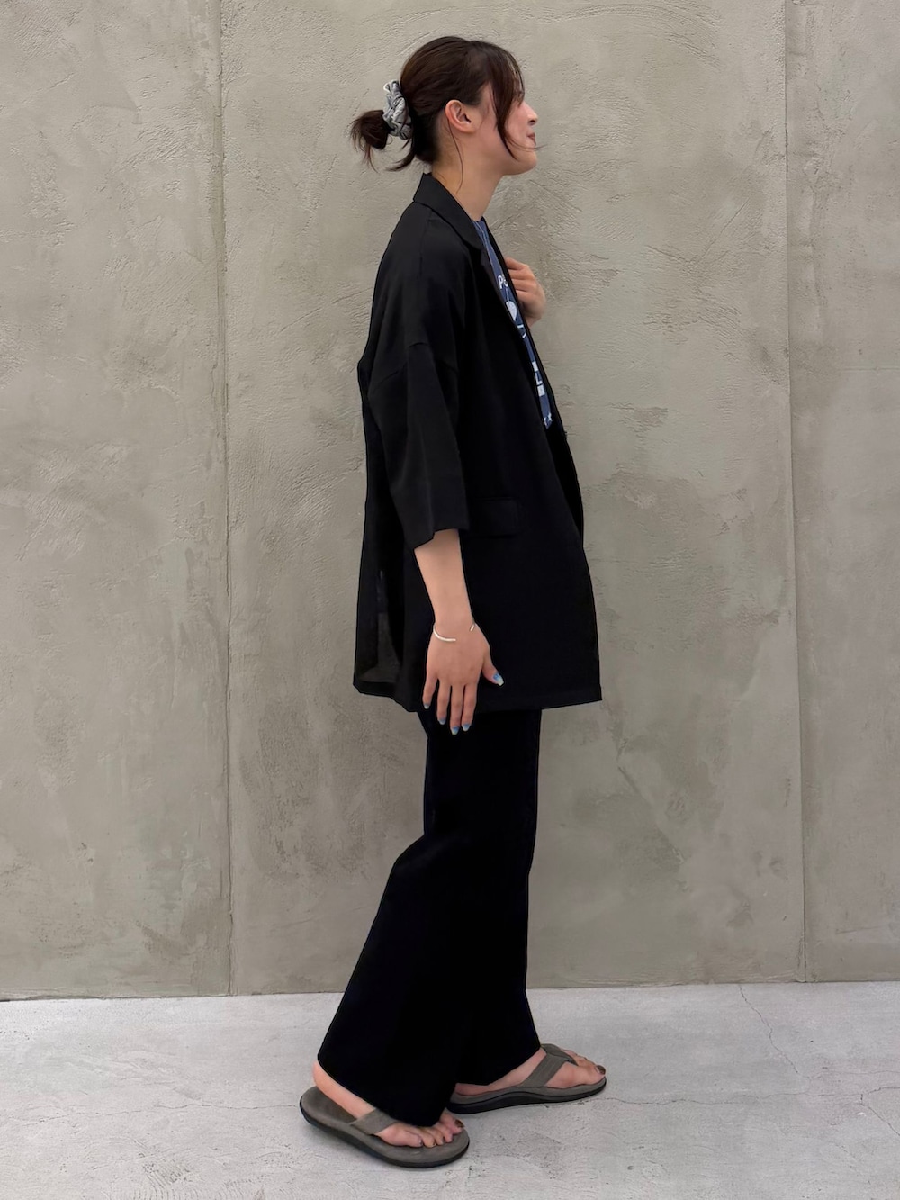 ブラック系のその他アウター、ブラック系のその他パンツ、ブルー系のTシャツ/カットソーを着用したレディースの夏コーディネートの4枚目の写真