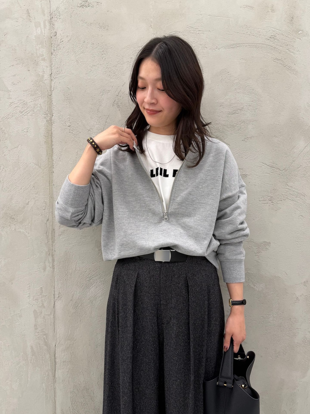 ブラック系のスラックス、ホワイト系のTシャツ/カットソー、グレー系のスウェットを着用したレディースの秋コーディネートの8枚目の写真