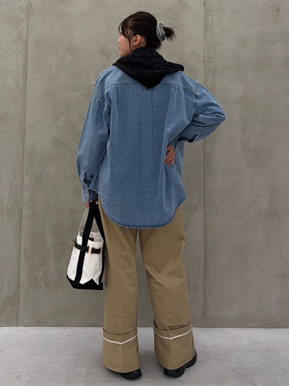 ブラック系のシャツ/ブラウス、ブルー系のシャツ/ブラウス、ブルー系のTシャツ/カットソーを着用したレディースの春コーディネートの5枚目の写真