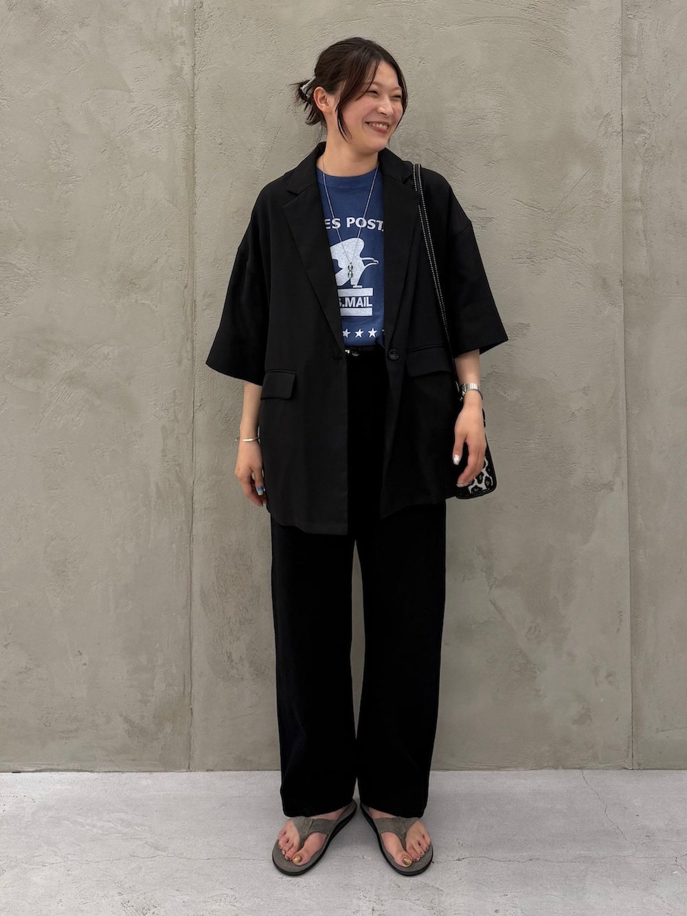 ブラック系のその他アウター、ブラック系のその他パンツ、ブルー系のTシャツ/カットソーを着用したレディースの夏コーディネートの3枚目の写真