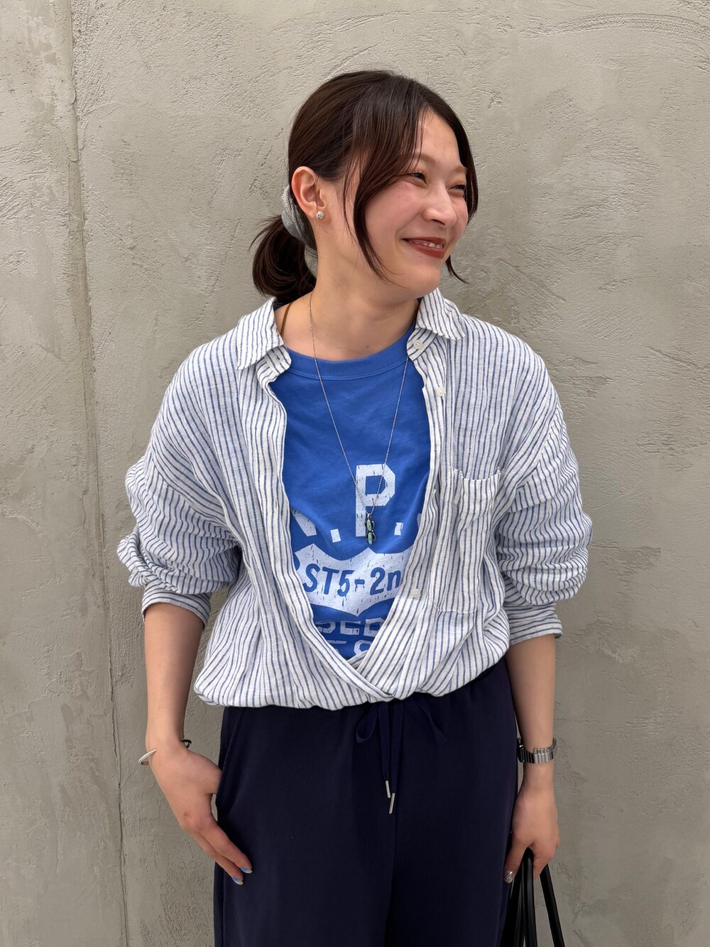 ブルー系のシャツ/ブラウス、ブルー系のシャツ/ブラウス、ブルー系のシャツ/ブラウスを着用したレディースの夏コーディネートの7枚目の写真