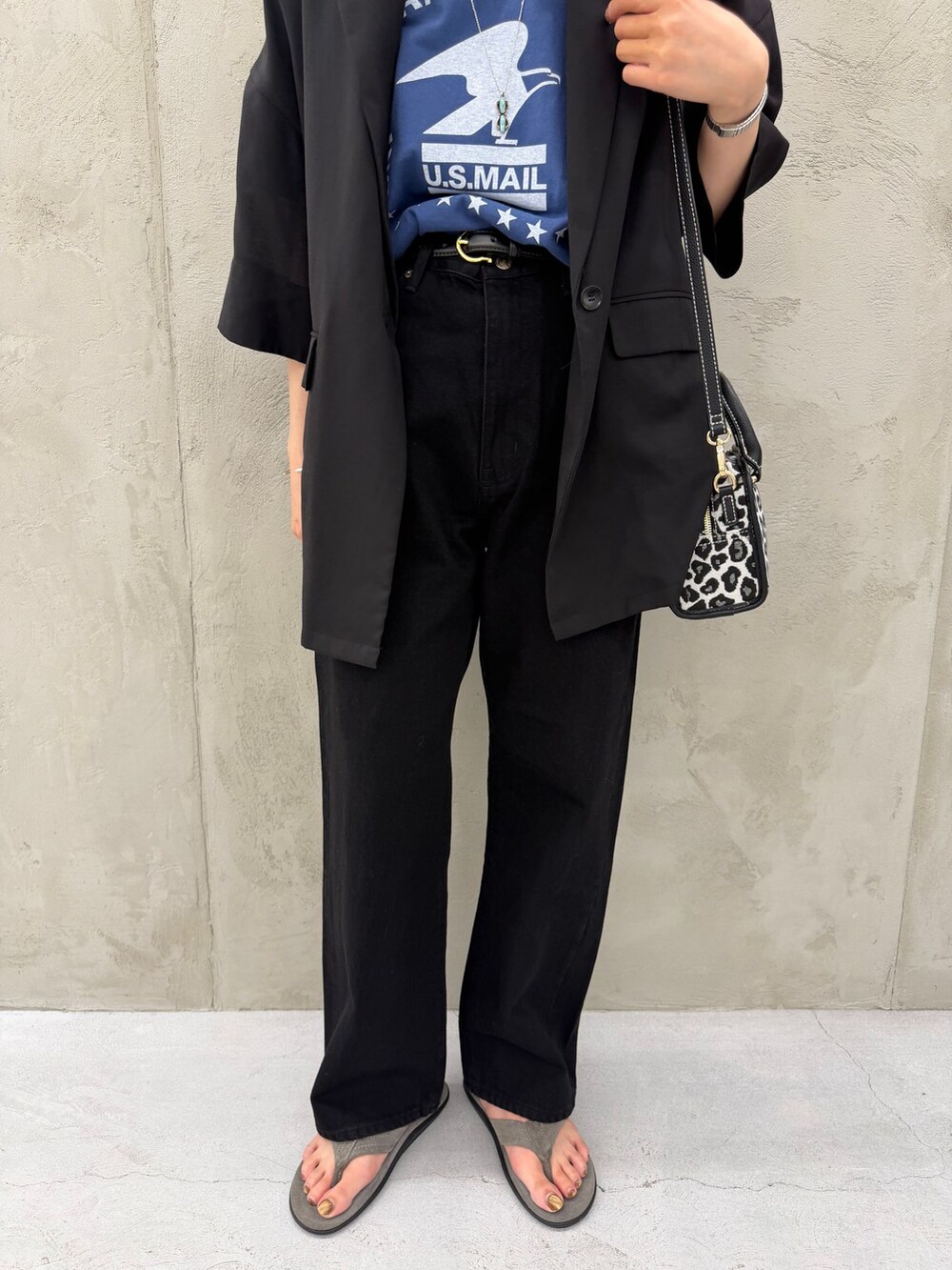 ブラック系のその他アウター、ブラック系のその他パンツ、ブルー系のTシャツ/カットソーを着用したレディースの夏コーディネートの10枚目の写真