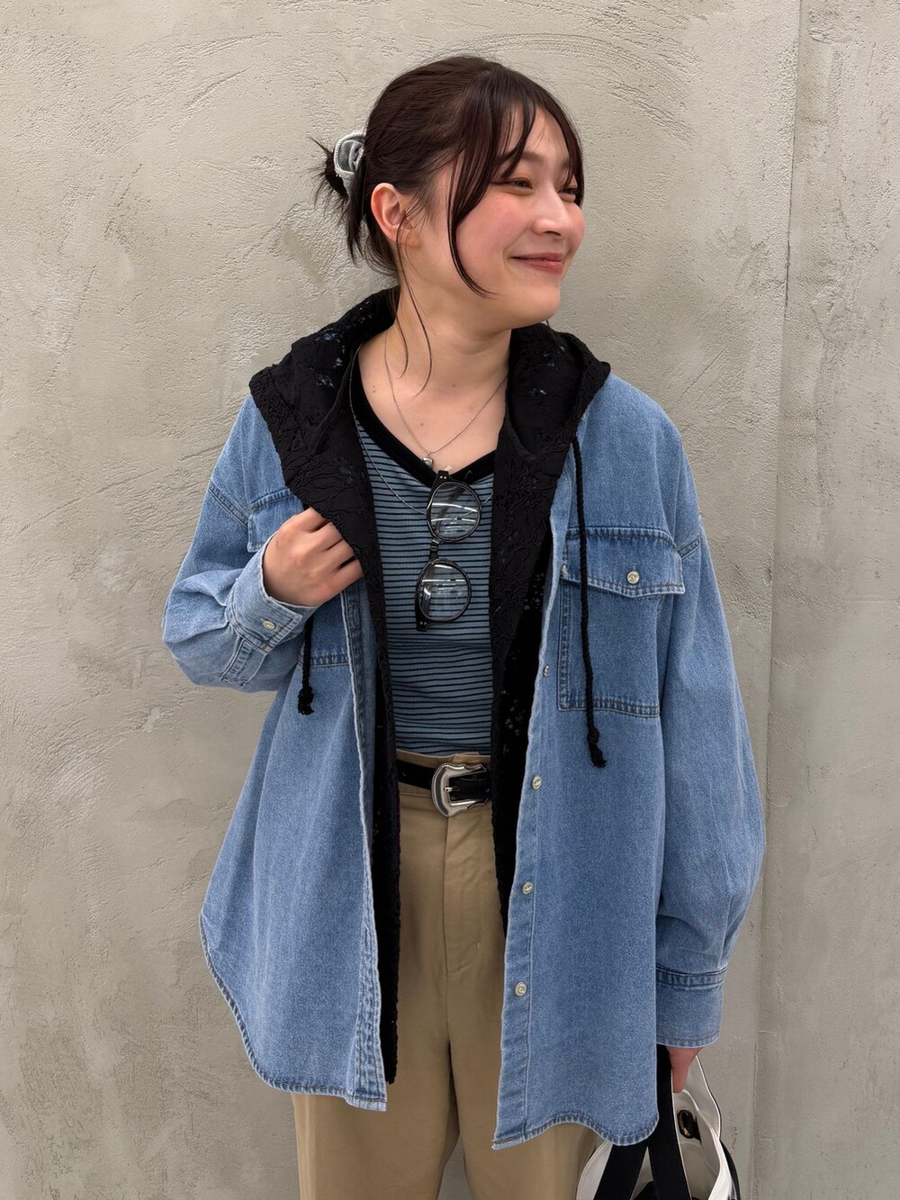 ブラック系のシャツ/ブラウス、ブルー系のシャツ/ブラウス、ブルー系のTシャツ/カットソーを着用したレディースの春コーディネートの7枚目の写真