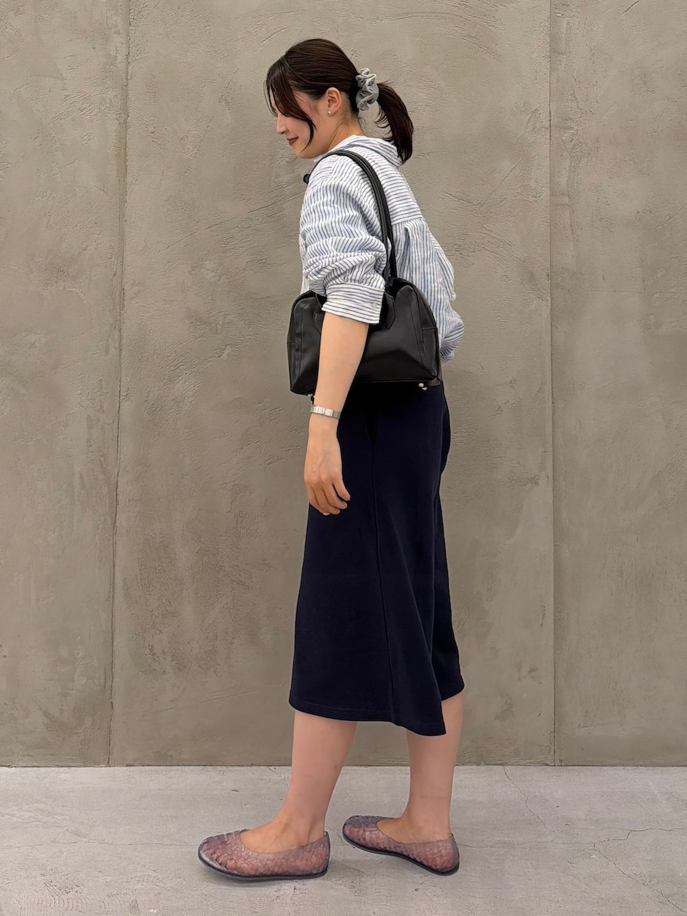 ブルー系のシャツ/ブラウス、ブルー系のシャツ/ブラウス、ブルー系のシャツ/ブラウスを着用したレディースの夏コーディネートの6枚目の写真