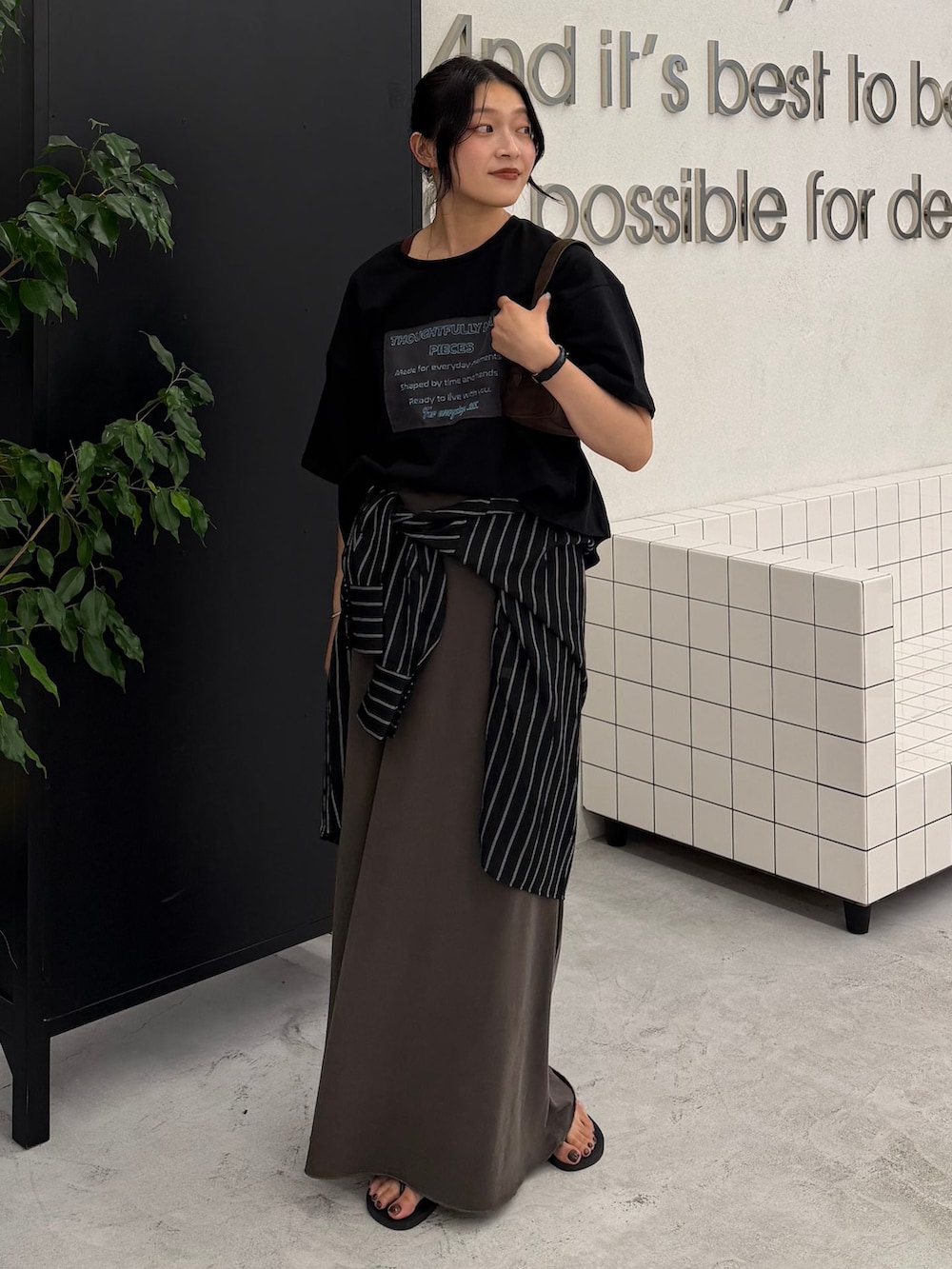 ブラック系のシャツ/ブラウス、グレー系のスカート、ブラック系のTシャツ/カットソーを着用したレディースの秋コーディネートの6枚目の写真
