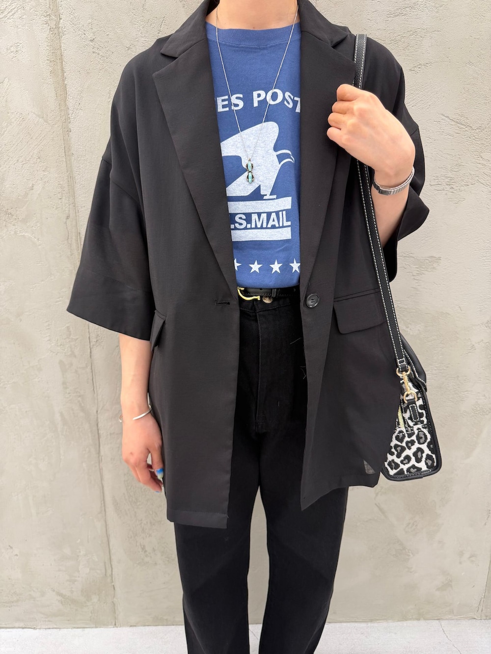 ブラック系のその他アウター、ブラック系のその他パンツ、ブルー系のTシャツ/カットソーを着用したレディースの夏コーディネートの8枚目の写真
