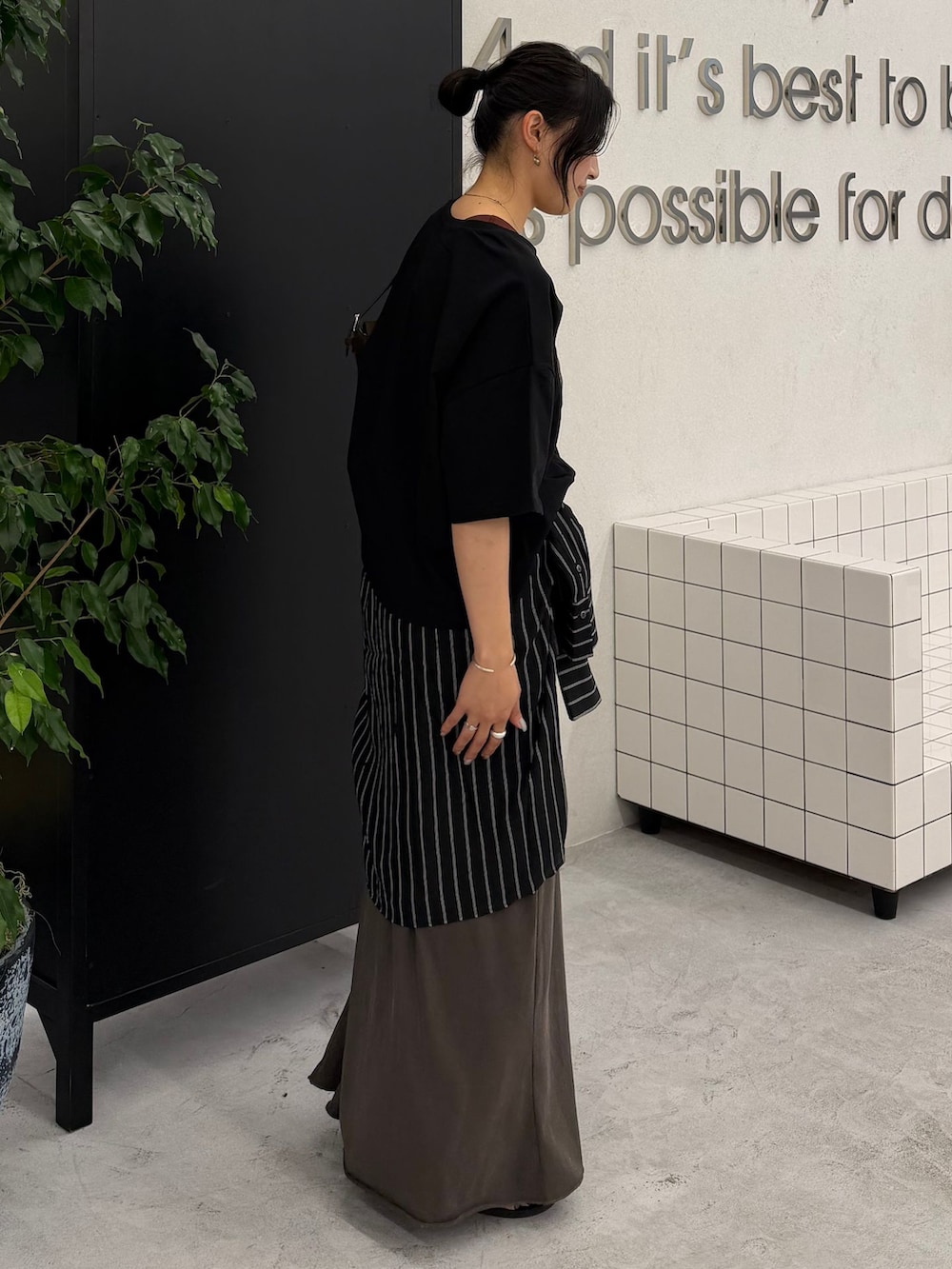 ブラック系のシャツ/ブラウス、グレー系のスカート、ブラック系のTシャツ/カットソーを着用したレディースの秋コーディネートの3枚目の写真