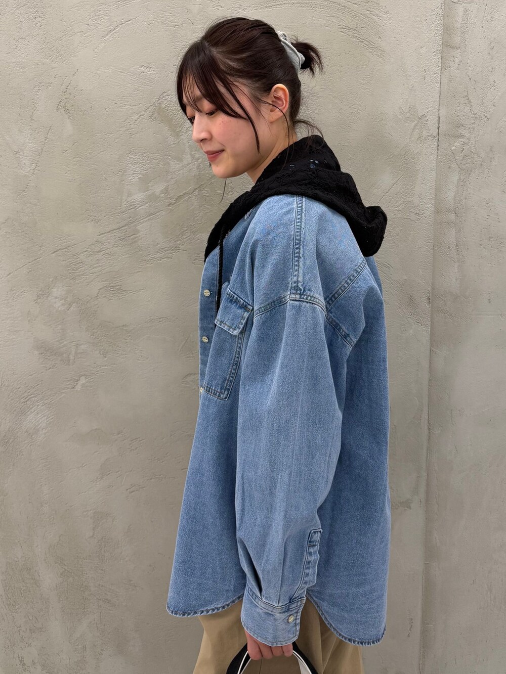 ブラック系のシャツ/ブラウス、ブルー系のシャツ/ブラウス、ブルー系のTシャツ/カットソーを着用したレディースの春コーディネートの9枚目の写真