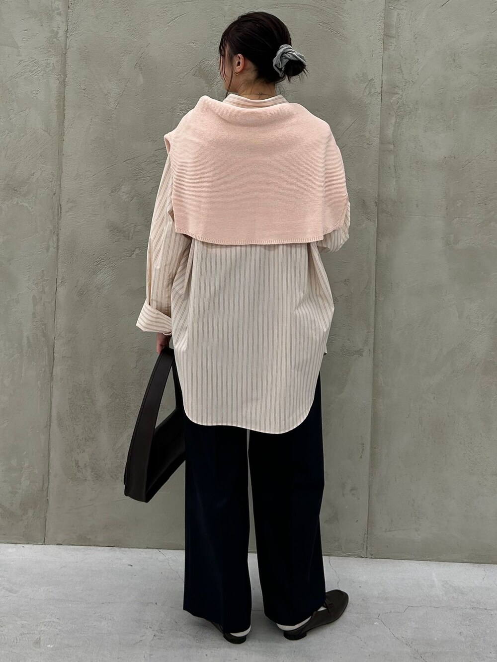 ピンク系のシャツ/ブラウス、ホワイト系のTシャツ/カットソー、ピンク系のニット/セーターを着用したレディースの冬コーディネートの6枚目の写真