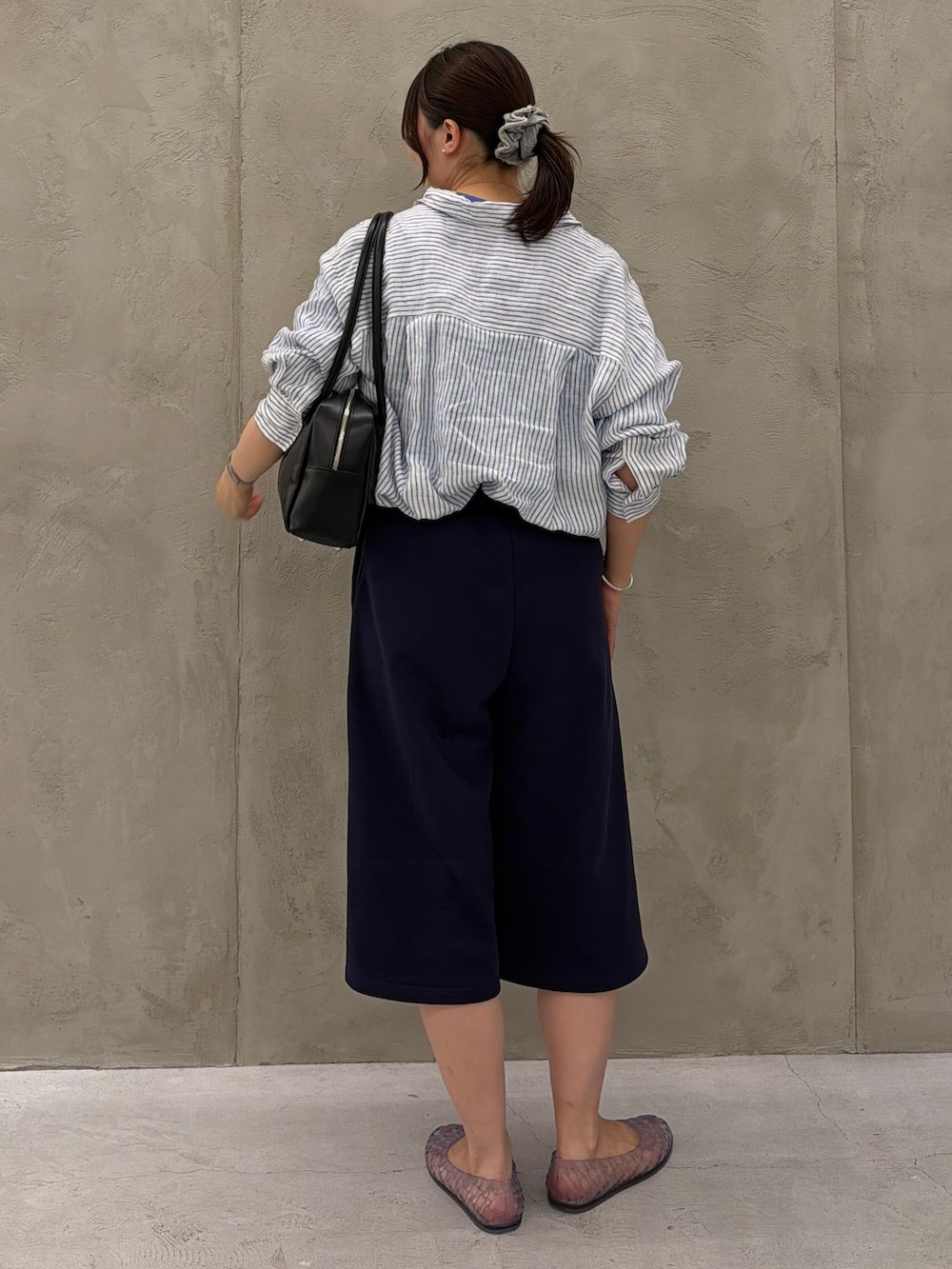 ブルー系のシャツ/ブラウス、ブルー系のシャツ/ブラウス、ブルー系のシャツ/ブラウスを着用したレディースの夏コーディネートの5枚目の写真