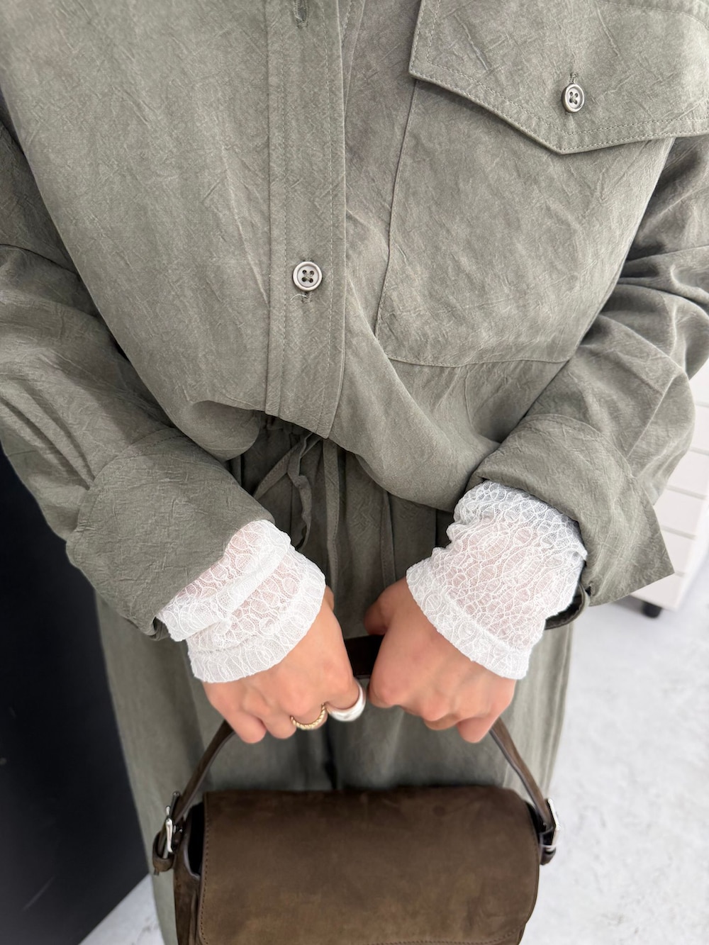 グリーン系のスラックス、グリーン系のシャツ/ブラウス、ホワイト系のTシャツ/カットソーを着用したレディースの秋コーディネートの9枚目の写真