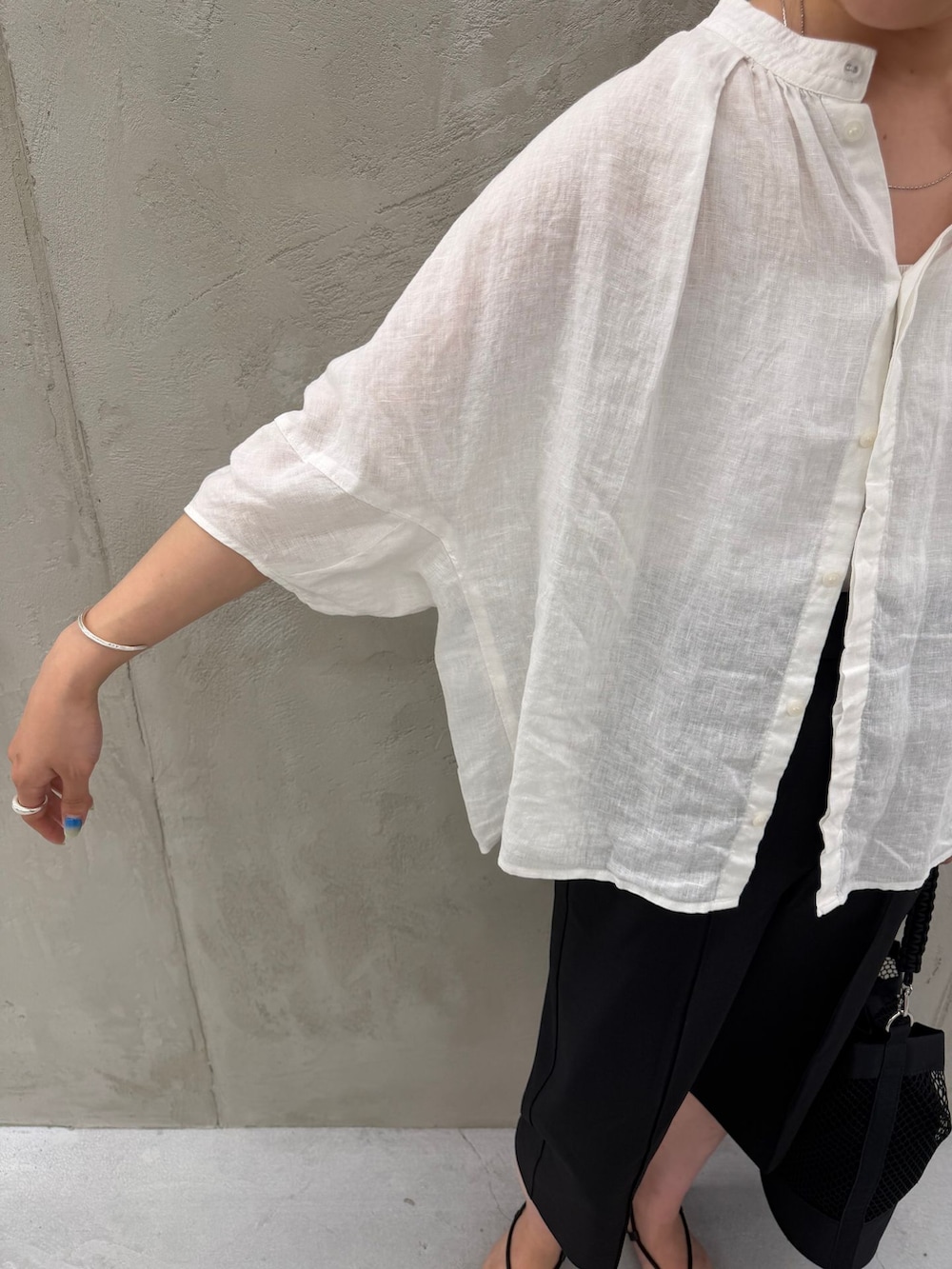 ブラック系のその他パンツ、ホワイト系のシャツ/ブラウス、ホワイト系のシャツ/ブラウスを着用したレディースの夏コーディネートの7枚目の写真